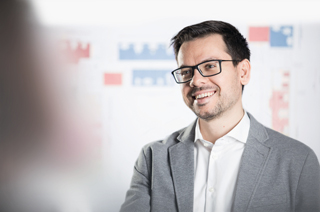 Mensch im Blick: Positives Feedback von zufriedenen Kunden