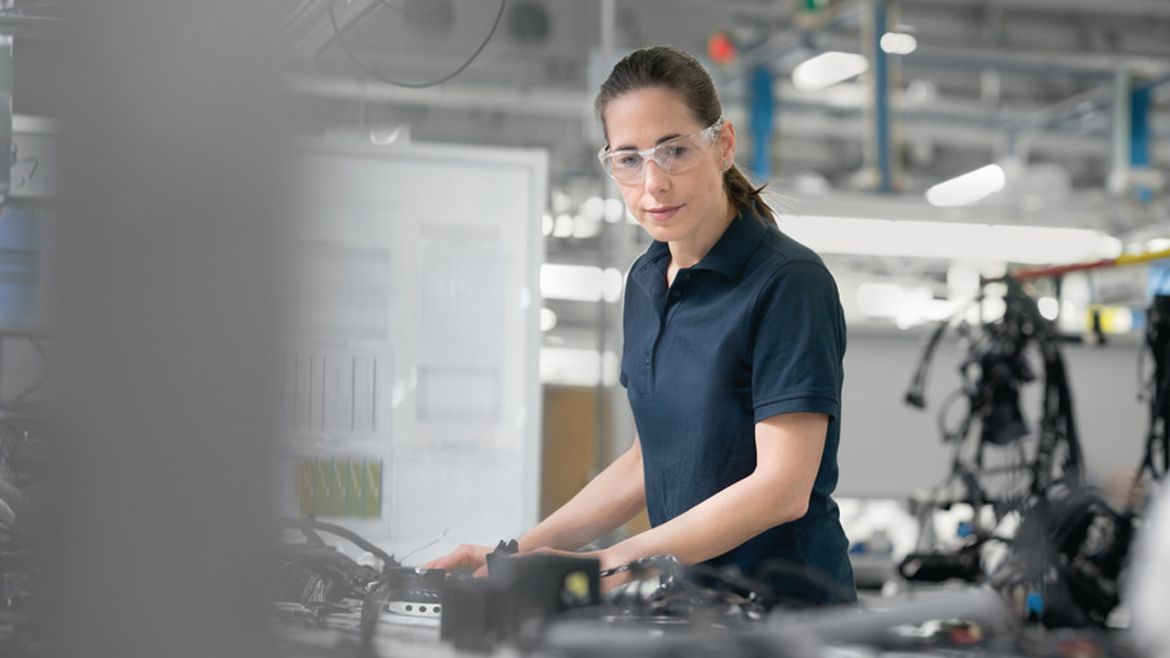 Arbeiter an der Fertigungsstraße für die Kabelkonfektionierung