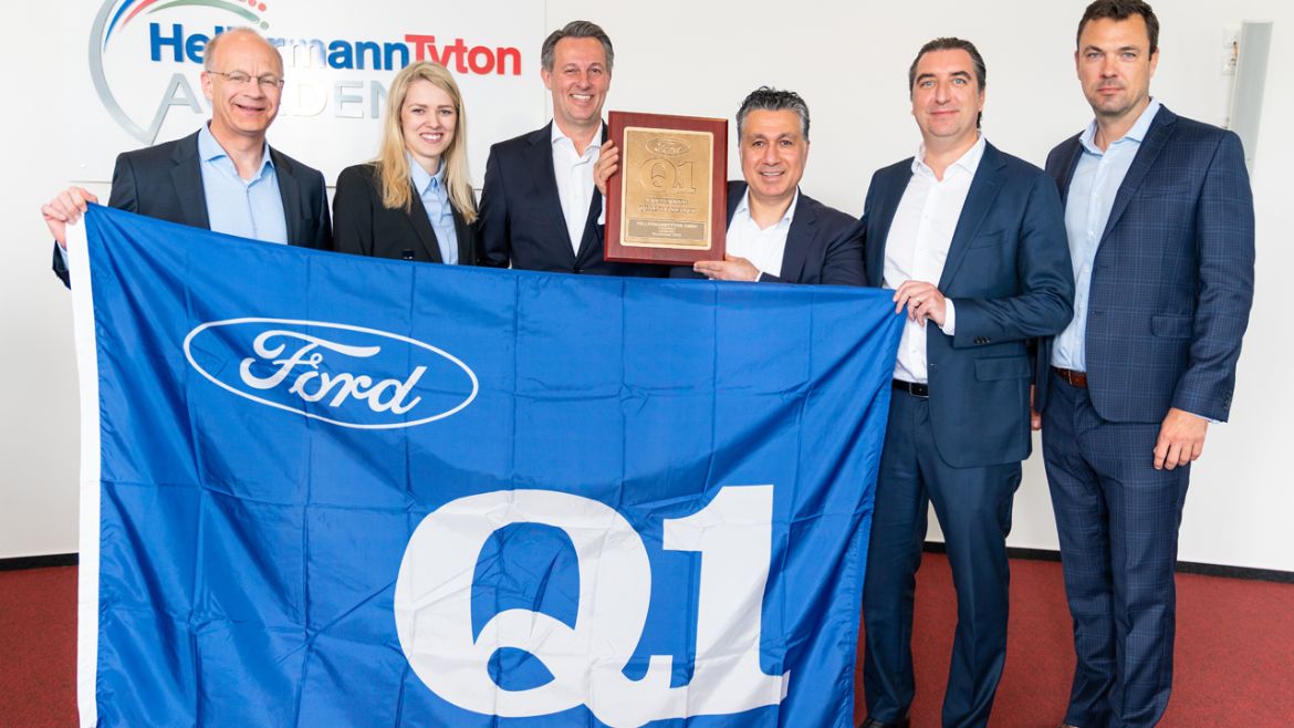 Zdeněk Kolářský, Ford Motor Company (links im Bild), überreicht den Ford-Q1 Award an Oliver Zimmermann, Geschäftsführer von HellermannTyton Deutschland.