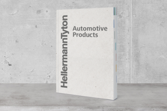 Ein Mann hält einen gedruckten Automobilkatalog in den Händen