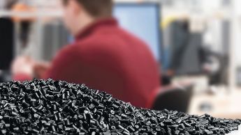 Arbeit mit Kabelbindermaterial