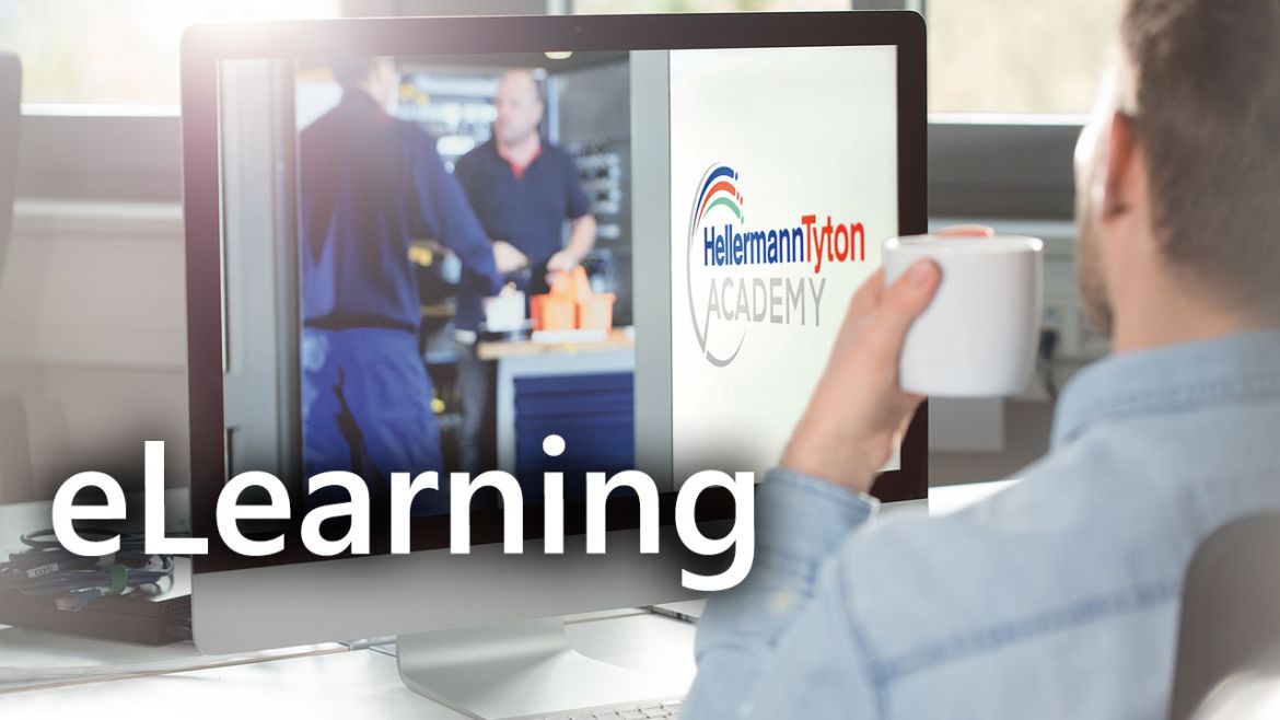 Mann sitzt vor einem Monitor und macht ein ACADEMY eLearning