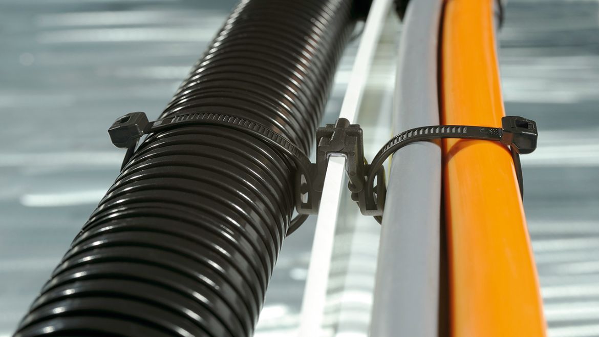 EdgeClips erweisen sich als ideales Mittel zur Befestigung von Kabeln, sobald sie die Kabeltrassen verlassen
