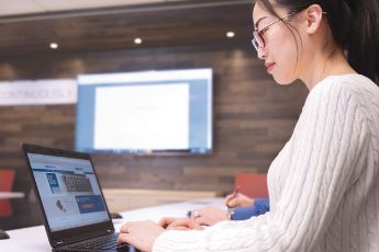 Frau arbeitet am Computer