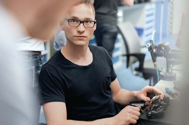 Techniker entwickelt Autotool 2000 CPK.