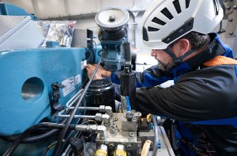 Komplexe Kabelbündelung in Windturbinen mit vibrationsfesten Kabelschellen