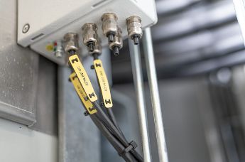Kennzeichnung in Windturbinen mit Kabeletiketten und bedruckbaren Schrumpfschläuchen