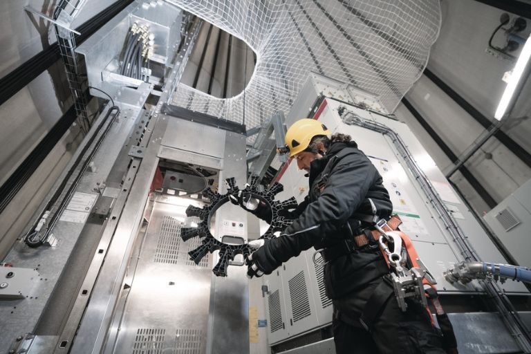 Loop-Spacer zum Trennen von Leistungs- und Steuerkabeln in Windkraftanlagen