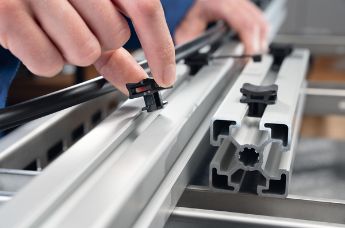 Der ACFM-Kabelbinder wird einfach per Hand in die Nut gedreht