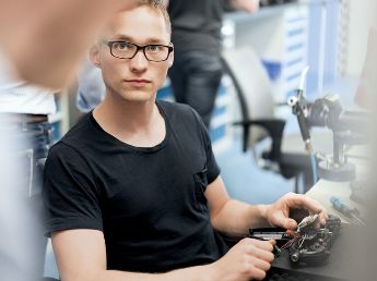 Techniker arbeitet an der Kabelbinderzange