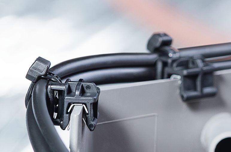 Befestigungsclips unserer EC-Serie mit einer Aufnahme für Kabelbinder.