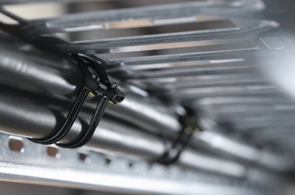 Kabelbinder für Schwerlastanwendungen: vibrationsfeste KR-Kabelbinder