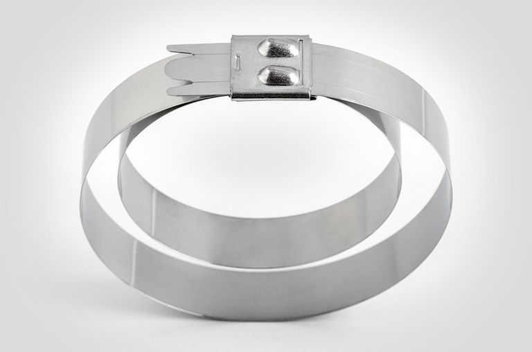 HellermannTyton bietet verschiedene Edelstahl-Kabelbinder an: Besonders beliebt auf Schiffen, in Tunneln, Bergwerken und in der petrochemischen Industrie.