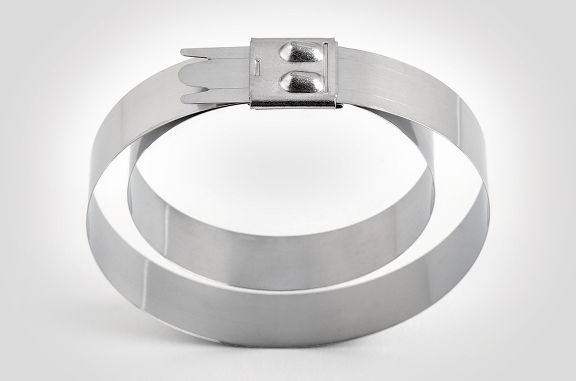 HellermannTyton bietet verschiedene Edelstahl-Kabelbinder an: Besonders beliebt auf Schiffen, in Tunneln, Bergwerken und in der petrochemischen Industrie.