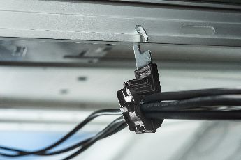 Befestigungsteile für das Kabelmanagement an Serie 6 PV-Modulen von First Solar